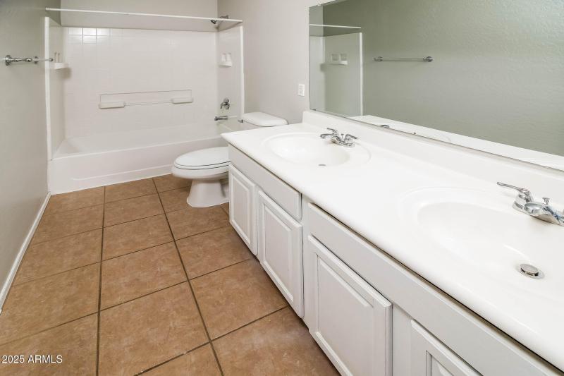 017-photo-bathroom-14732660