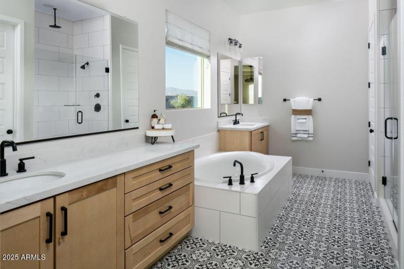 09 - Owner's Bathroom