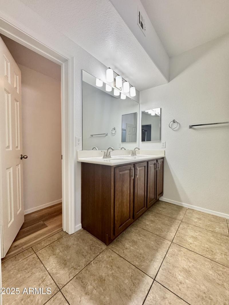 56ACE353-5DBB-4BE5-B1BC-274C9CC705AB_1_2