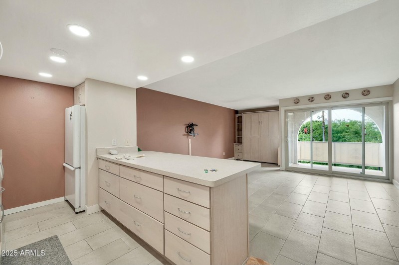 KITCHEN COUNTER