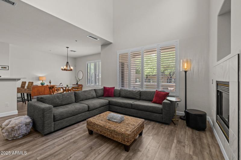 14)GREAT ROOM