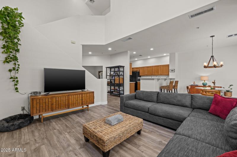15)GREAT ROOM