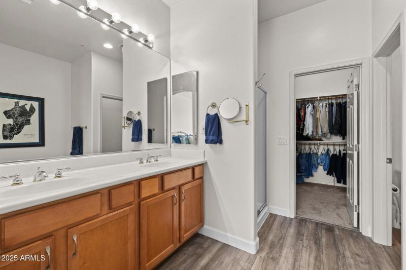 33)MASTER BATH