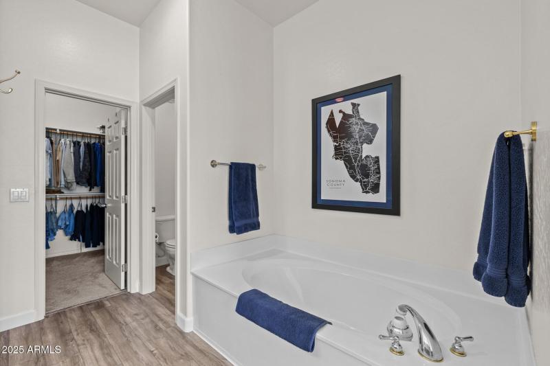 34)MASTER BATH