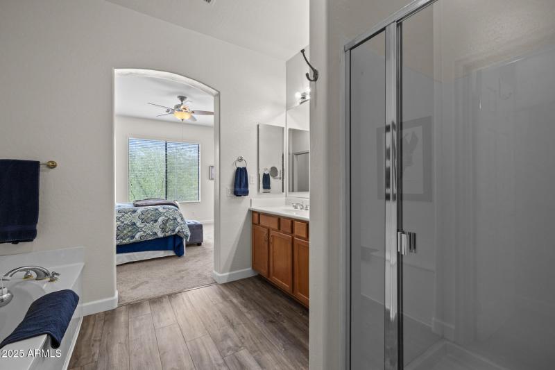 35)MASTER BATH