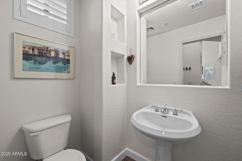 41)POWDER ROOM