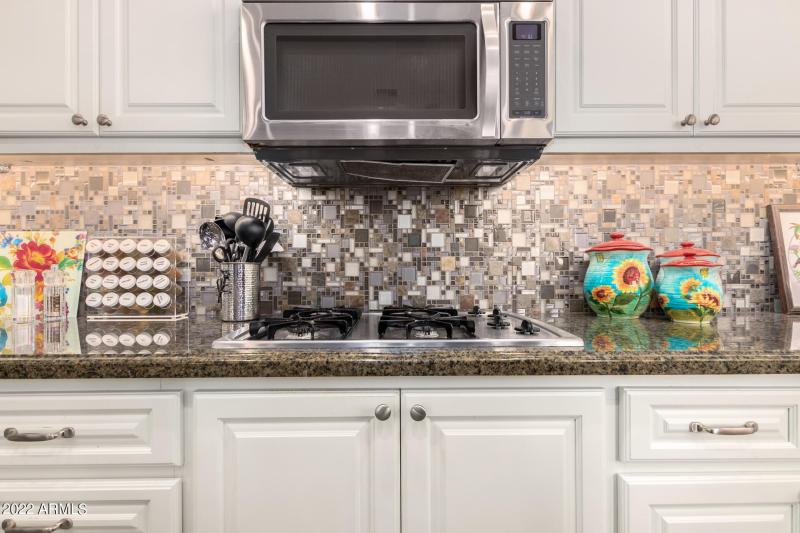 updated kitchen w/gas