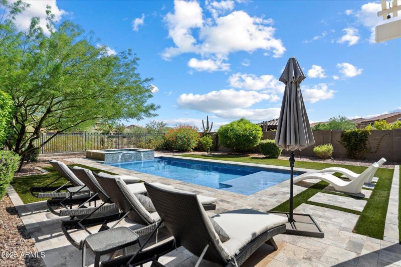 Pool/spa w/plenty of lounging area