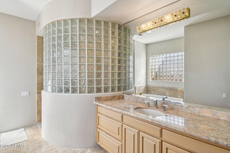 2nd bedroom suite washroom