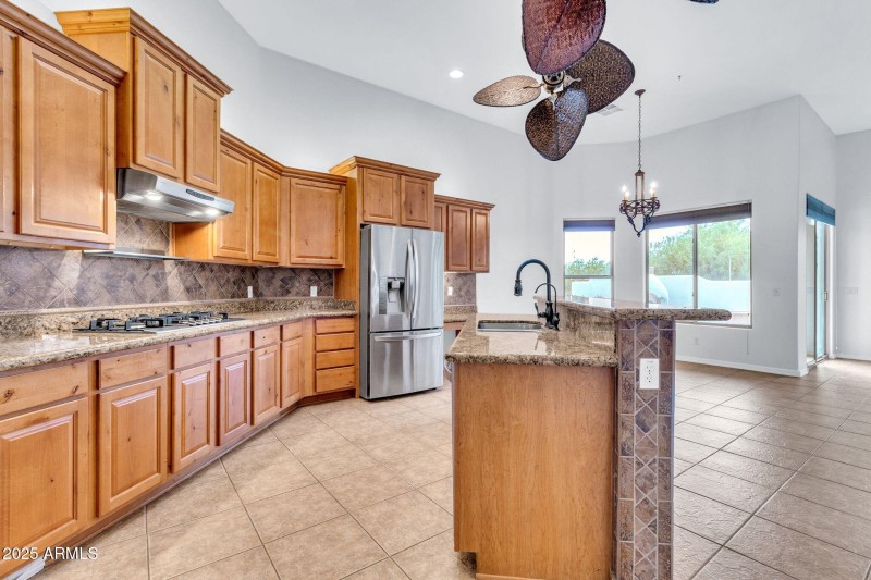 20131 E Calle de Flores-25