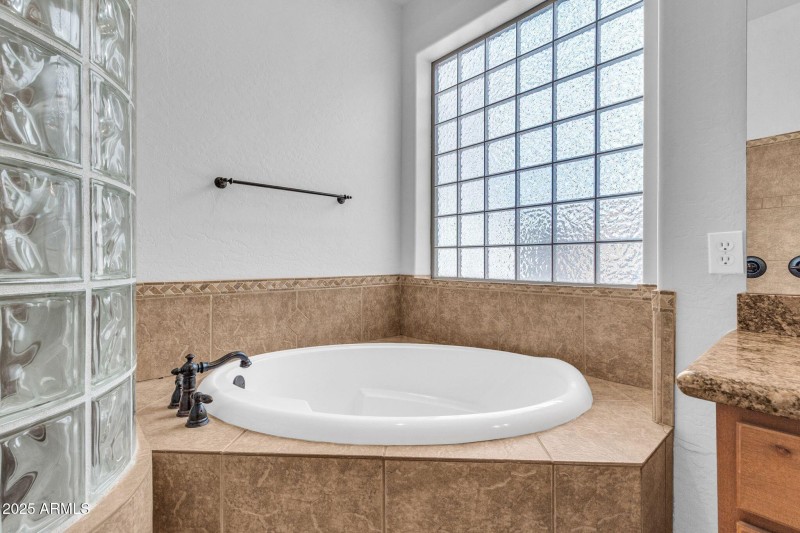 20131 E Calle de Flores-33