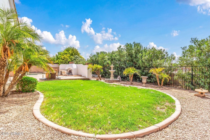 20131 E Calle de Flores-55