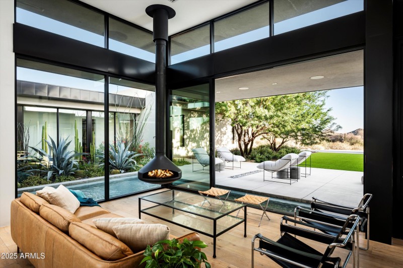 Floating fireplace