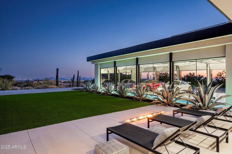 Lounge outside!