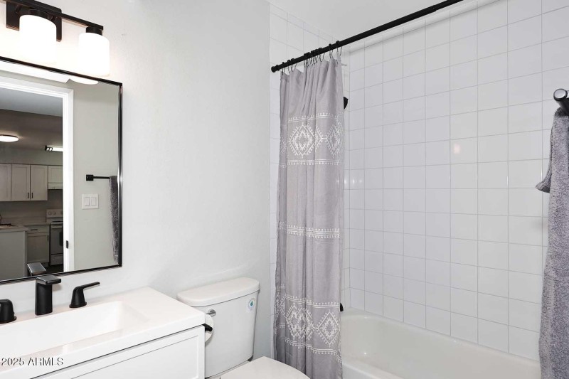 Hall Bath/Tub