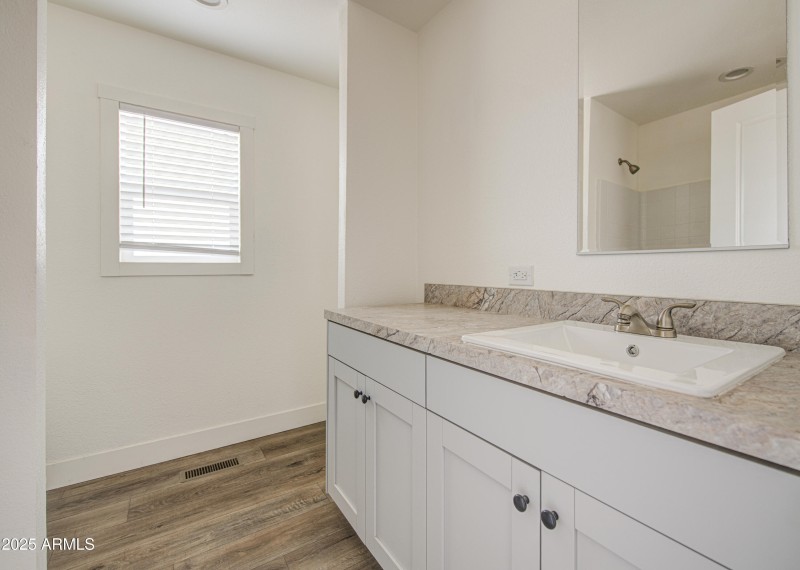 Bathroom 2-pic 2