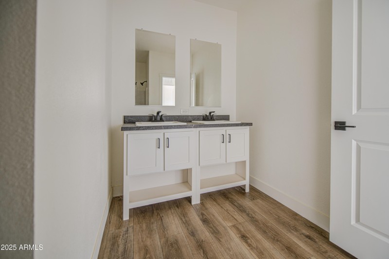 Bathroom 2-pic 3