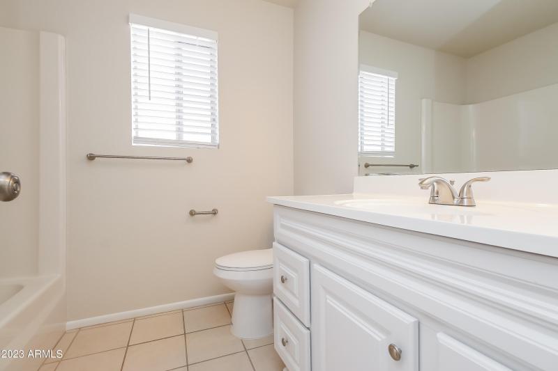 027-photo-bathroom-13143689