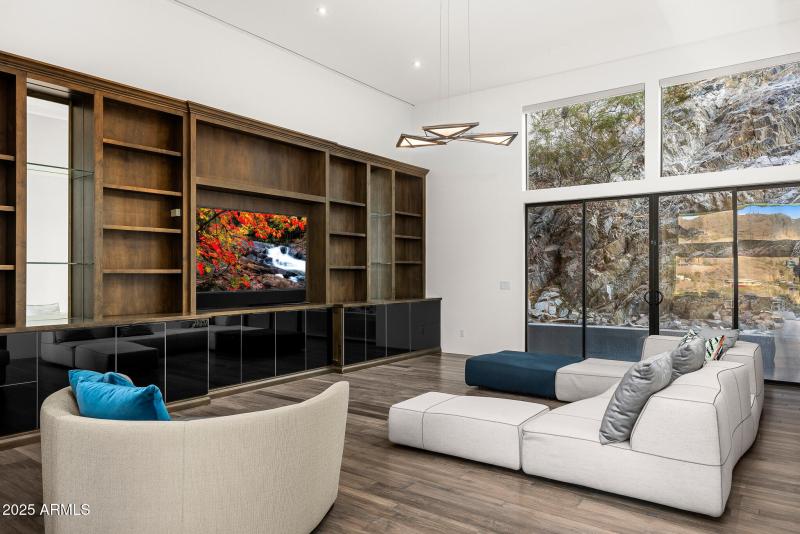 23family room