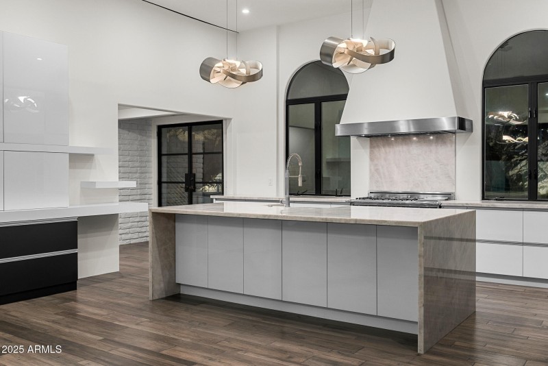 67kitchen_twilight