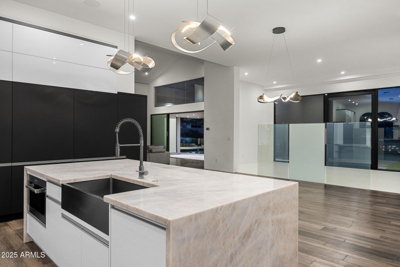 69kitchen_twilight
