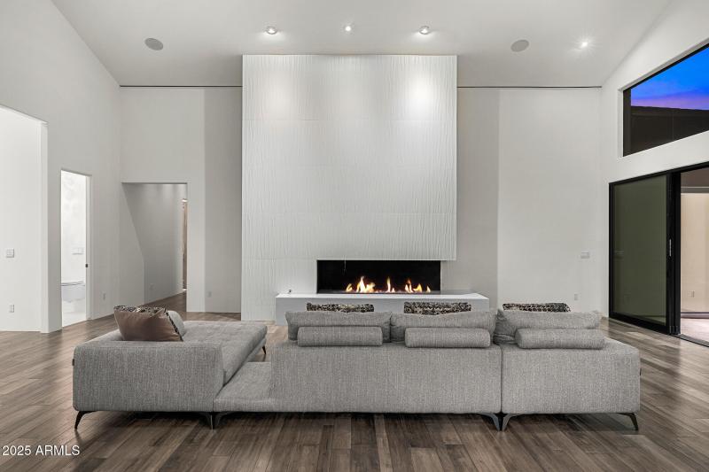 70living room_twilight