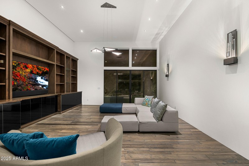 74family room_twilight