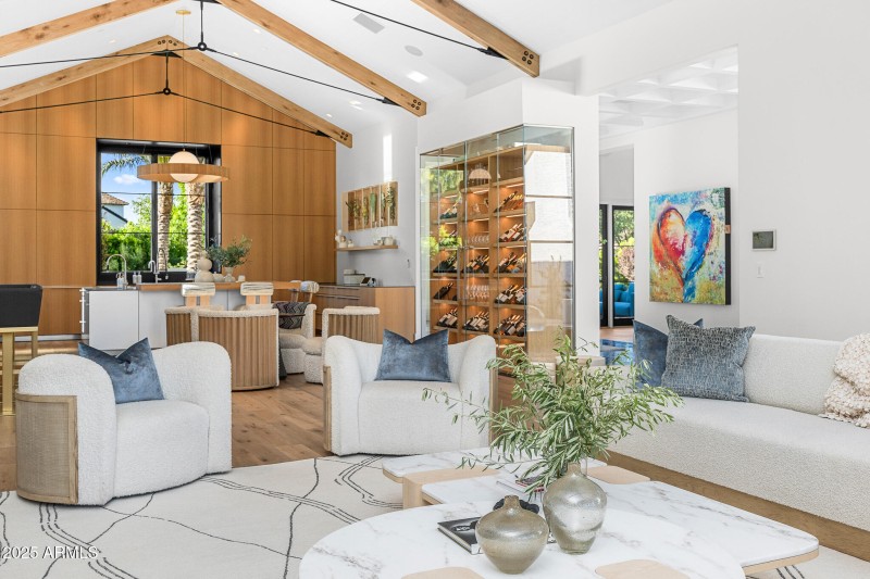 18-living room and luxury kitchen