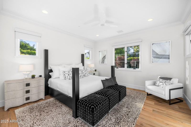 39-guest bedroom1