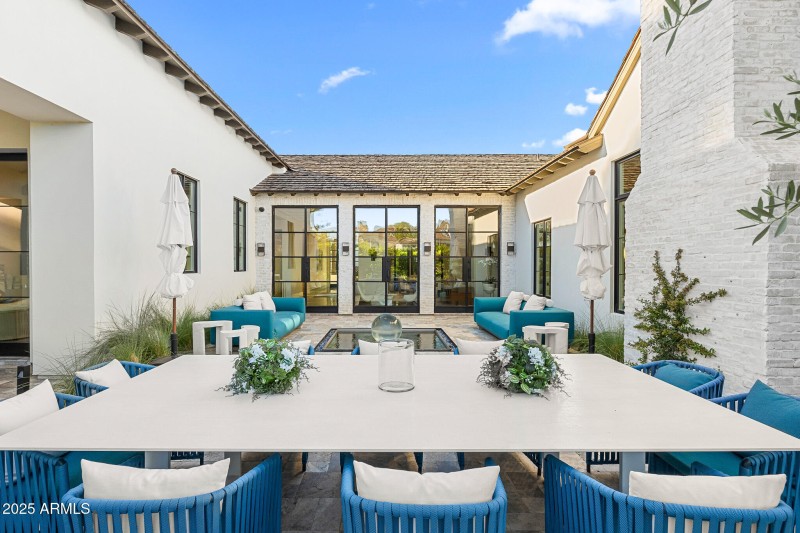 49-backyard dining table and lounge