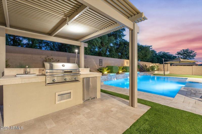 Gazebo & outdoor kitchen