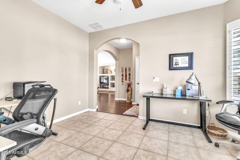 3929 E Peach Tree Dr-23