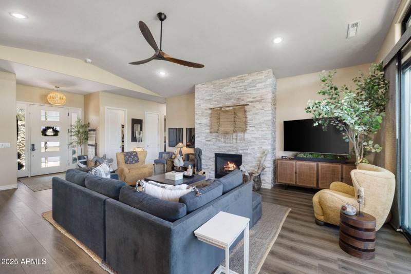 9-Living Room (2)