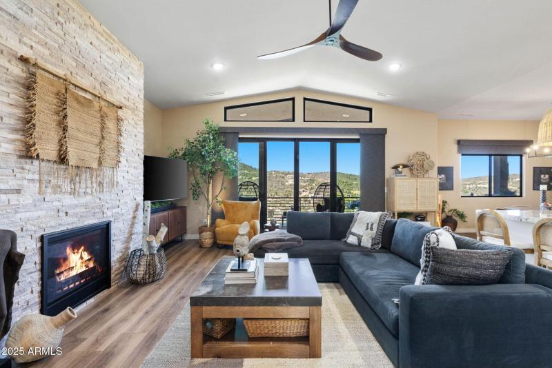 12-Living Room (5)