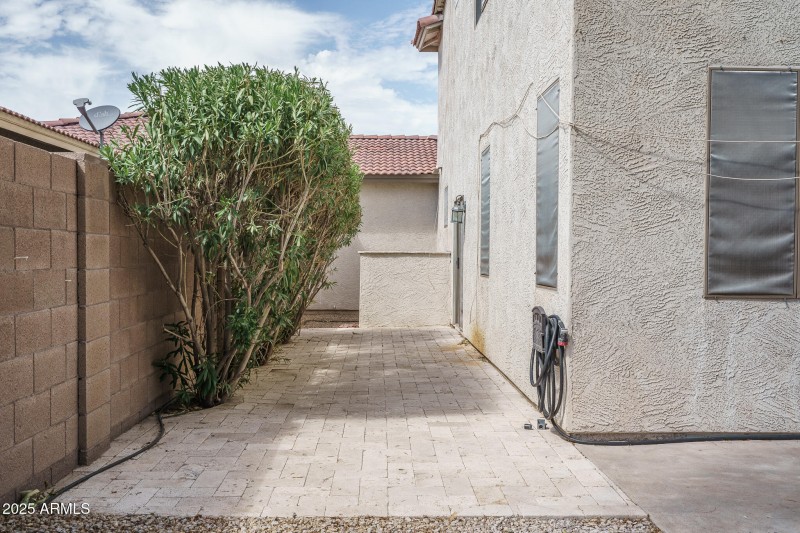 25) SIDE PATIO