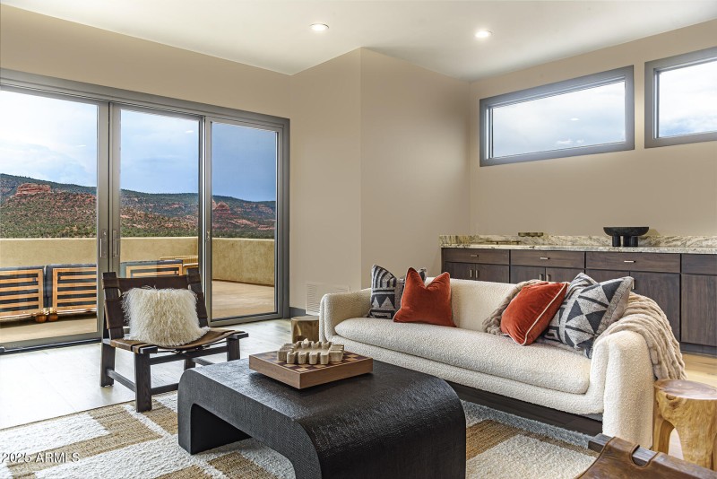 Family Room w Roof Deck