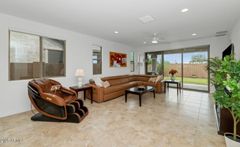 5823 S Del Rancho
