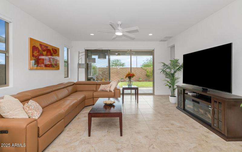 5823 S Del Rancho