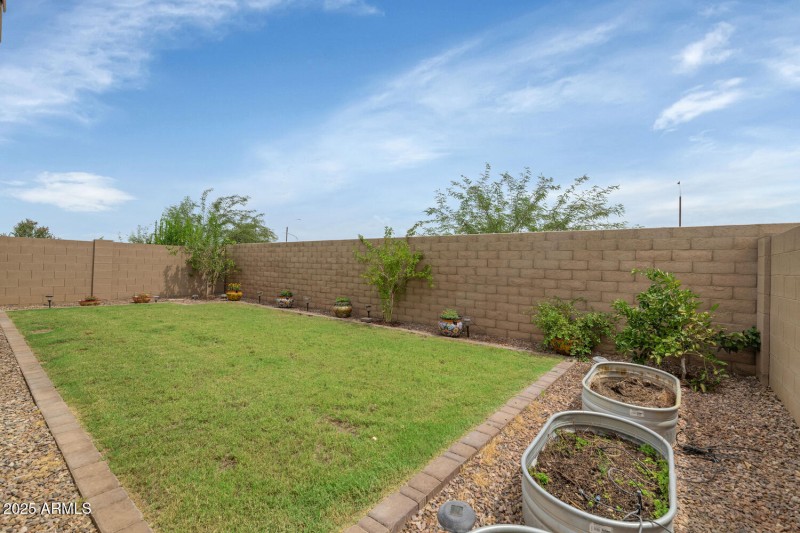 5823 S Del Rancho