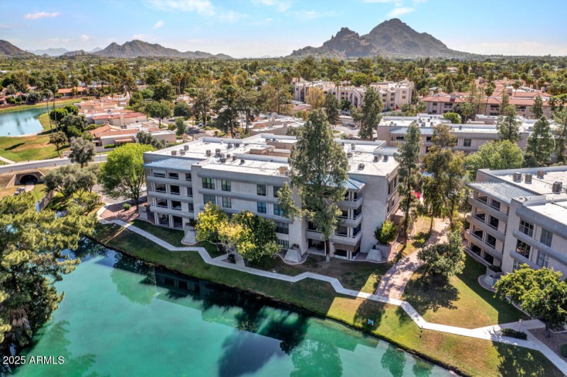 PARADISE IN THE DESERT