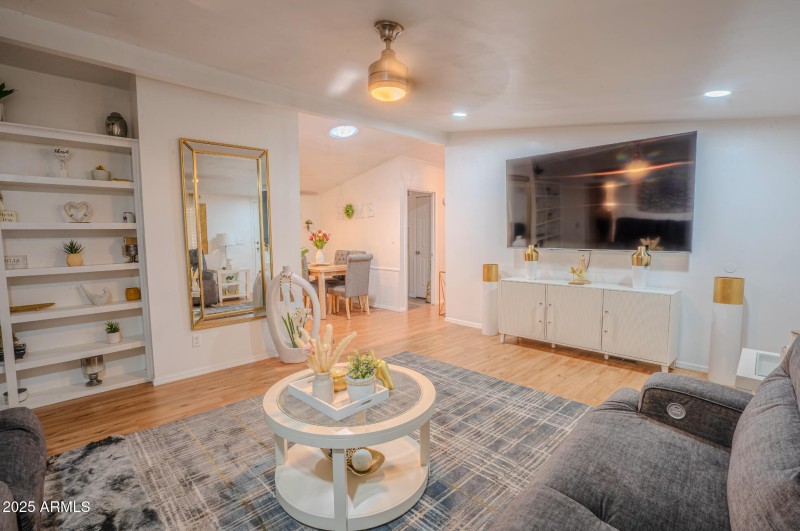 LIVINGROOM