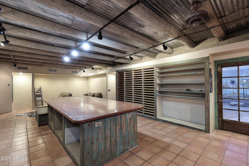 Night-Guest House-Interior2