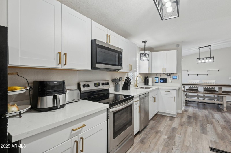 14-web-or-mls-9640-e-escondido-ave