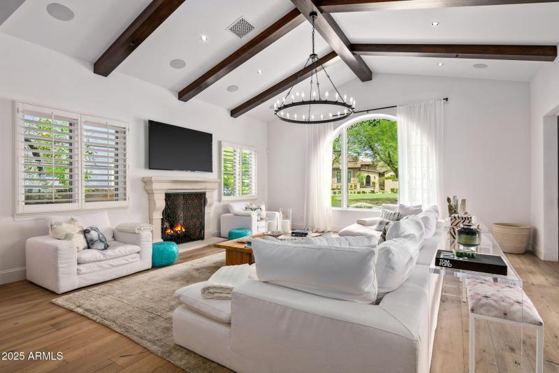 10-web-or-mls-Living Room