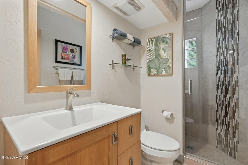 GUEST BATH W/SHOWER