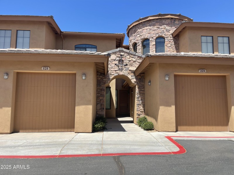 GROUND LEVEL CONDO IN THE FOOTHILLS!