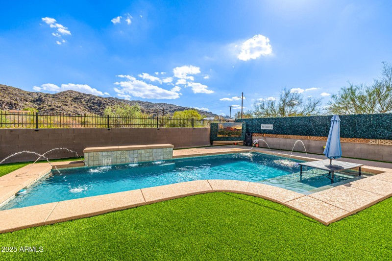 Pool w/ Fountain Features