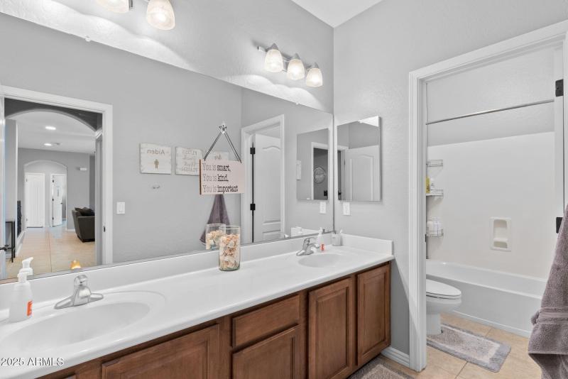 30-web-or-mls-27 - Adjoining Upstairs Ba