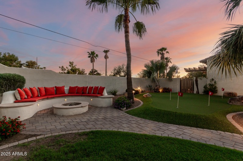 Firepit & Putting Green