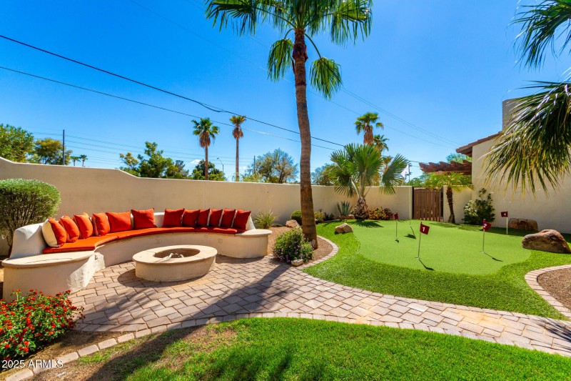 Firepit & Putting Green